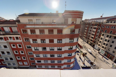 Impresionantes áticos dúplex en Carlos III