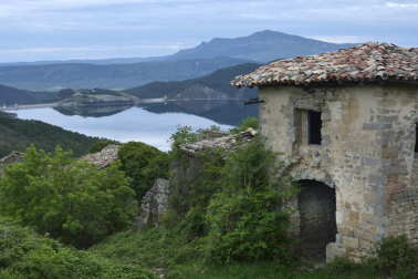 Vista panorámica del embalse de Itoiz desde el despoblado de Osa, en el valle de Arce
