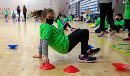 Laura Cristóbal, 8 años, del Oncineda realiza la actividad óculo-manual