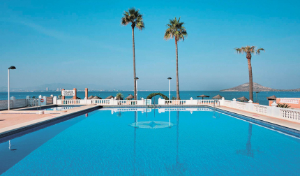 Una piscina con el paisaje al fondo del Mar Menor