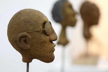 Una de las cabezas de barro y óxido de la muestra
