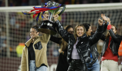 Marta Torrejón y Alexia Putellas, con el trofeo de campeonas de Liga