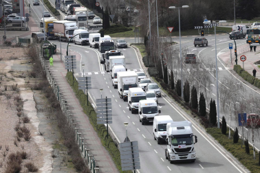 Caravana de camiones, en la entrada sur de Pamplona