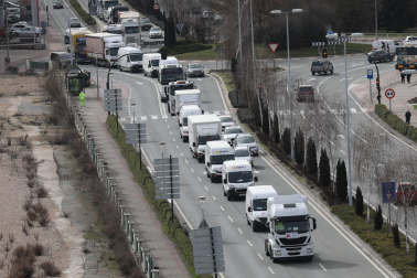 Caravana de camiones, en la entrada sur de Pamplona