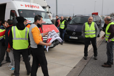 Caravana de camiones, en la entrada sur de Pamplona