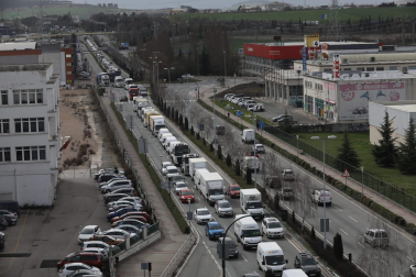 Caravana de camiones, en la entrada sur de Pamplona