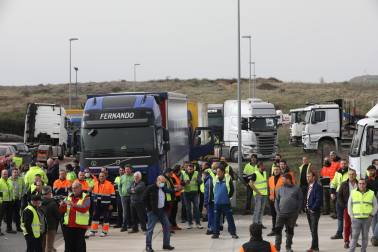 Caravana de camiones, en la entrada sur de Pamplona