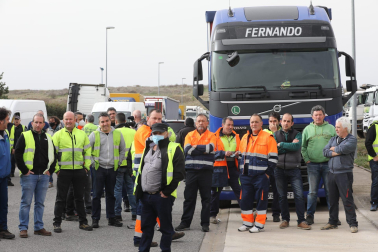 Caravana de camiones, en la entrada sur de Pamplona