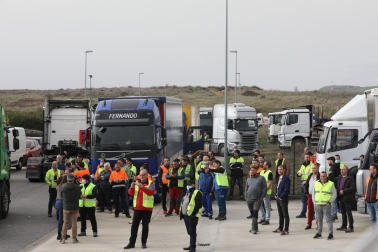 Caravana de camiones, en la entrada sur de Pamplona