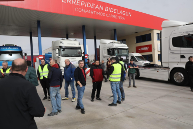 Caravana de camiones, en la entrada sur de Pamplona