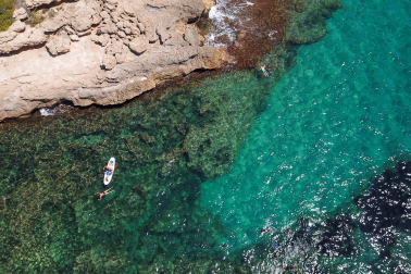 Aguas turquesas en una de las calas de L´Ametlla de Mar