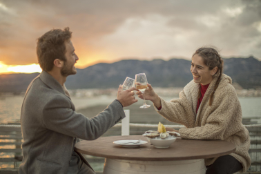 Degustación de ostras con vino DO Terra Alta en una mejillonera