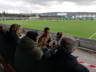 El Chimy Ávila ha causado expectación con su presencia en el partido de Osasuna Femenino