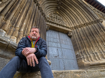José Antonio Sanz Mosquera, en la portada de la iglesia del Santo Sepulcro de Estella.