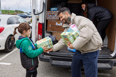 Recogida de alimentos, ropa y medicinas para la caravana solidaria organizada por Rubén García