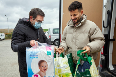 Recogida de alimentos, ropa y medicinas para la caravana solidaria organizada por Rubén García