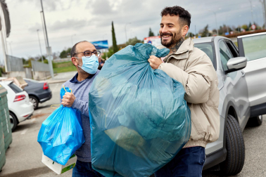 Recogida de alimentos, ropa y medicinas para la caravana solidaria organizada por Rubén García