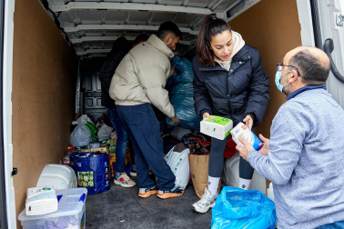 Recogida de alimentos, ropa y medicinas para la caravana solidaria organizada por Rubén García
