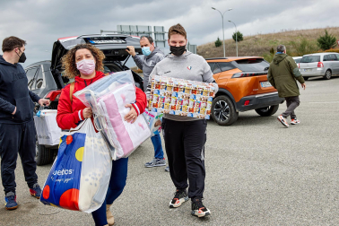 Recogida de alimentos, ropa y medicinas para la caravana solidaria organizada por Rubén García