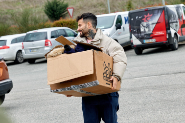 Recogida de alimentos, ropa y medicinas para la caravana solidaria organizada por Rubén García