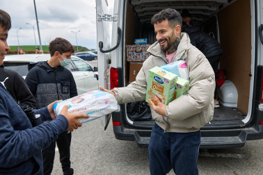 Recogida de alimentos, ropa y medicinas para la caravana solidaria organizada por Rubén García
