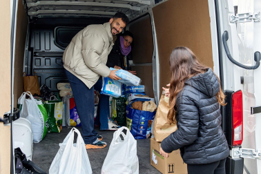 Recogida de alimentos, ropa y medicinas para la caravana solidaria organizada por Rubén García