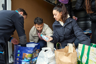 Recogida de alimentos, ropa y medicinas para la caravana solidaria organizada por Rubén García
