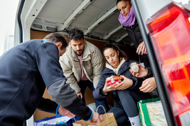 Recogida de alimentos, ropa y medicinas para la caravana solidaria organizada por Rubén García