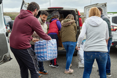 Recogida de alimentos, ropa y medicinas para la caravana solidaria organizada por Rubén García
