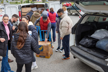 Recogida de alimentos, ropa y medicinas para la caravana solidaria organizada por Rubén García
