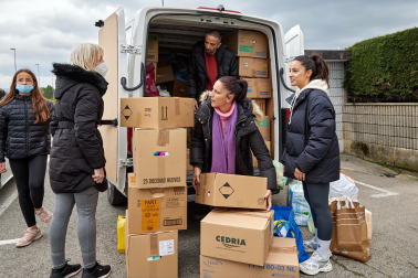 Recogida de alimentos, ropa y medicinas para la caravana solidaria organizada por Rubén García