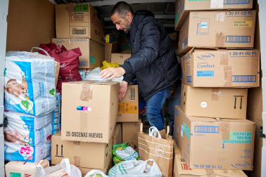 Recogida de alimentos, ropa y medicinas para la caravana solidaria organizada por Rubén García