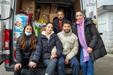 Recogida de alimentos, ropa y medicinas para la caravana solidaria organizada por Rubén García
