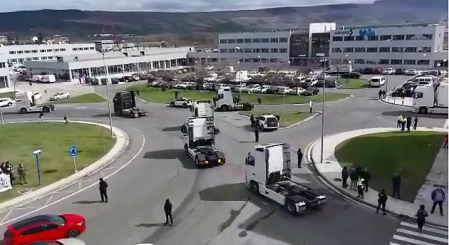Los transportistas navarros han retomado este lunes sus protestas con una marcha lenta de camiones por las rondas de Pamplona. El sector del taxi, en un comunicado, ha informado de que se une a la protesta.