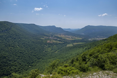Vista desde el Mirador de Ubaba o Balcón de Pilatos a la Sierra de Urbasa (Ubaba).