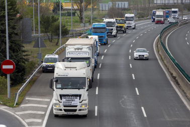 Imagen de la marcha lenta de los transportistas navarros.