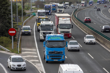 Imagen de la marcha lenta de los transportistas navarros.