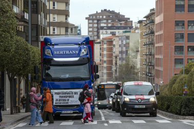 Imagen de la marcha lenta de los transportistas navarros.