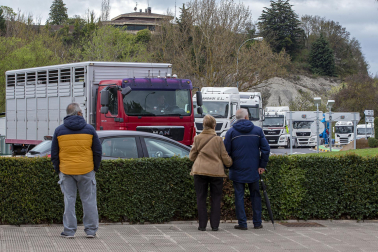 Imagen de la marcha lenta de los transportistas navarros.