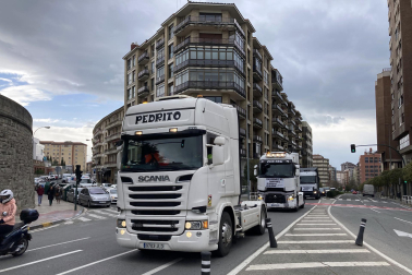 Imagen de la marcha lenta de los transportistas navarros.