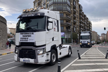 Imagen de la marcha lenta de los transportistas navarros.