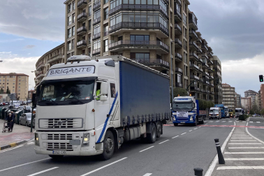 Imagen de la marcha lenta de los transportistas navarros.
