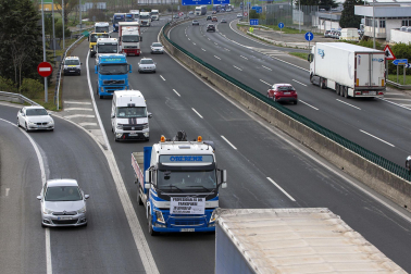 Imagen de la marcha lenta de los transportistas navarros.