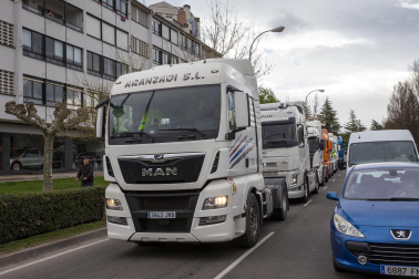 Imagen de la marcha lenta de los transportistas navarros.
