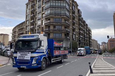 Imagen de la marcha lenta de los transportistas navarros.
