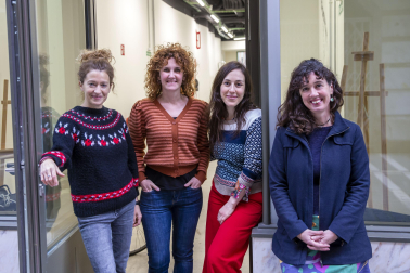 Marta Elía (izq.), Oskia Azkarate, Laida Aldaz y Maite Ziganda, en la sede de Antartika Kultur Container, en Pamplona