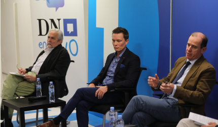 Imagen de Salvador Sánchez Tapia, Javier Aisa y Martin Rode durante el foro de debate sobre Ucrania