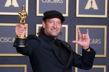 Troy Kotsur con su Oscar al mejor actor secundario por 'Coda'