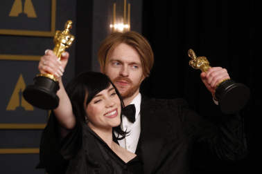 Billie Eilish y Finneas O'Connell con su Oscar a la mejor canción