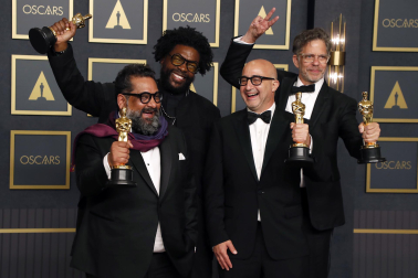 Joseph Patel, Ahmir "Questlove" Thompson, Robert Fyvolent y David Dinerstein con su Oscar al mejor documental por 'Summer of Soul'